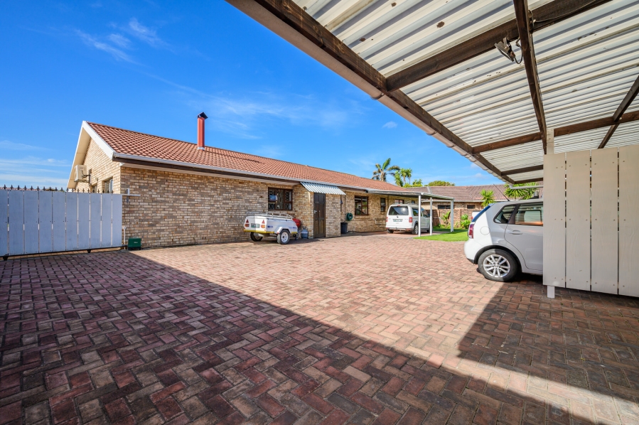 5 Bedroom Property for Sale in Walmer Downs Eastern Cape